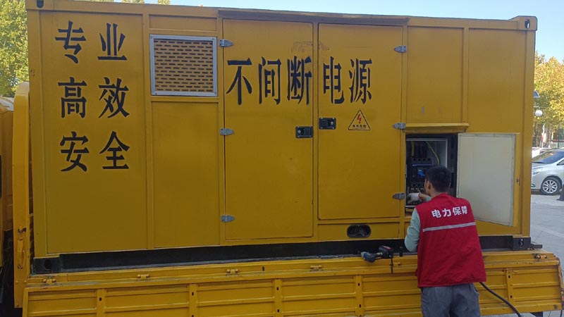 赵西垸林场柴油发电机组和UPS电源配合使用时，如何避免切换过程中的电力中断？